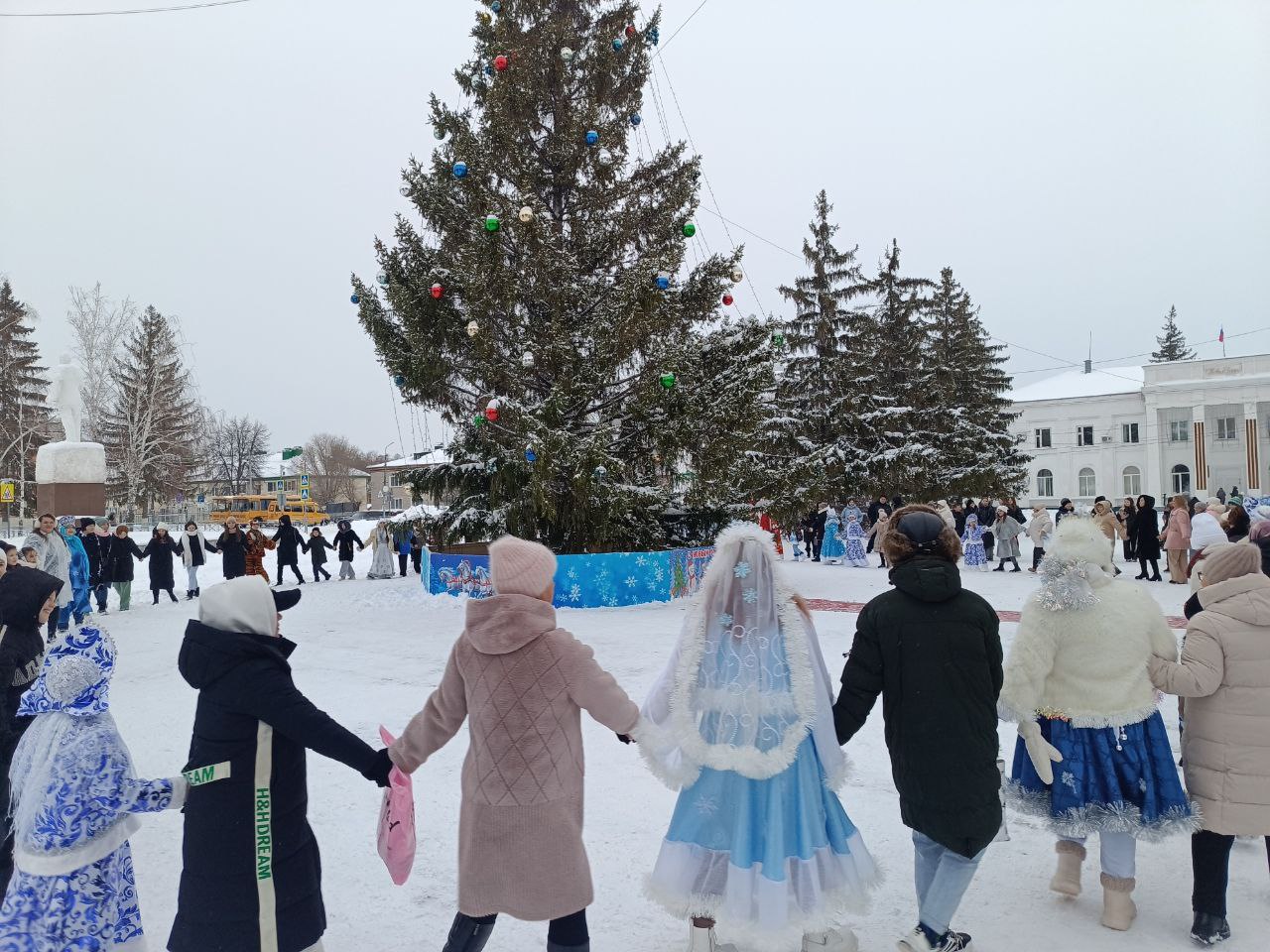 Парад снегурочек!.